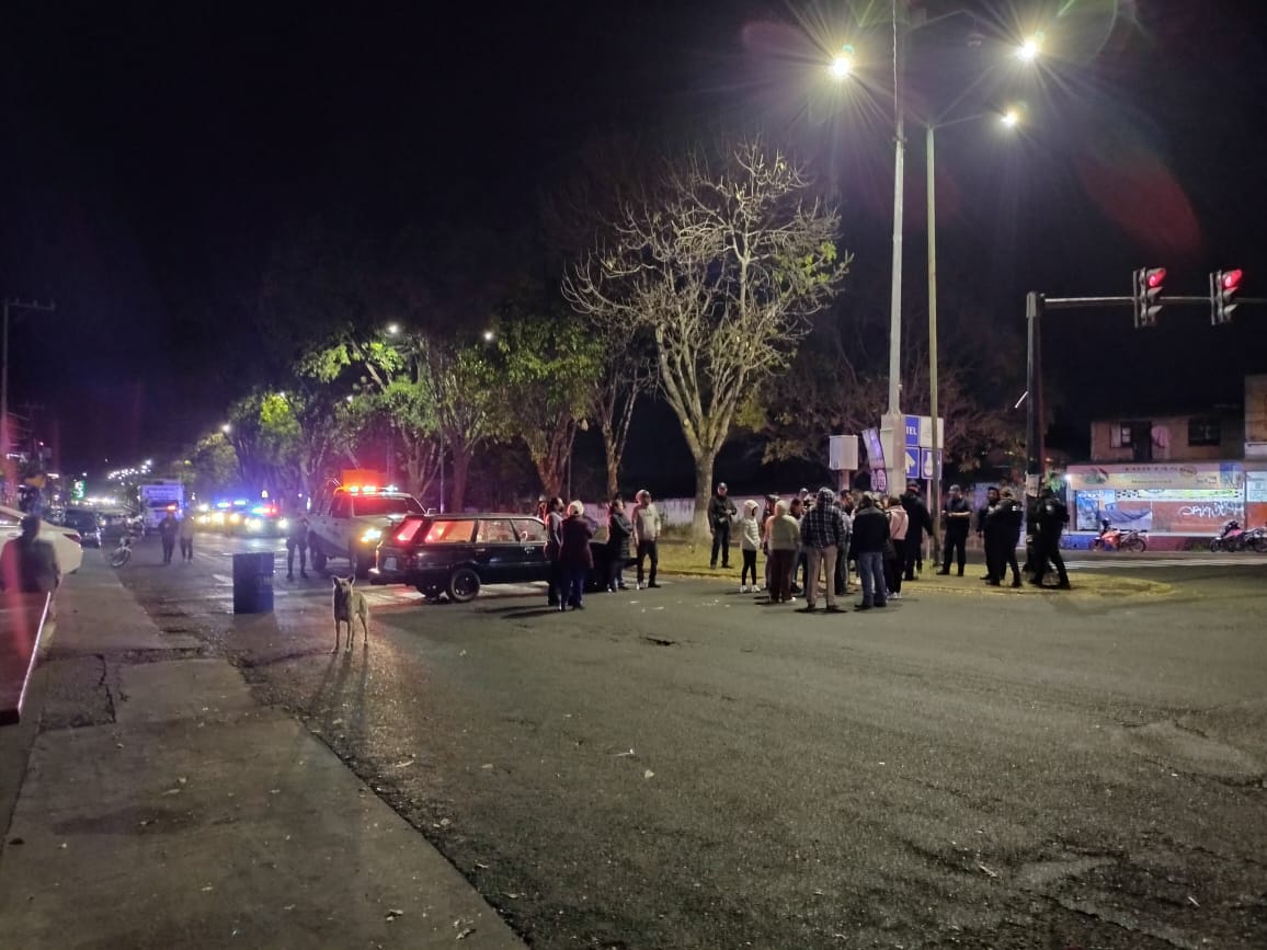 Vecinos de la Eréndira 4, cerraron la vialidad en el Entronque de Pátzcuaro