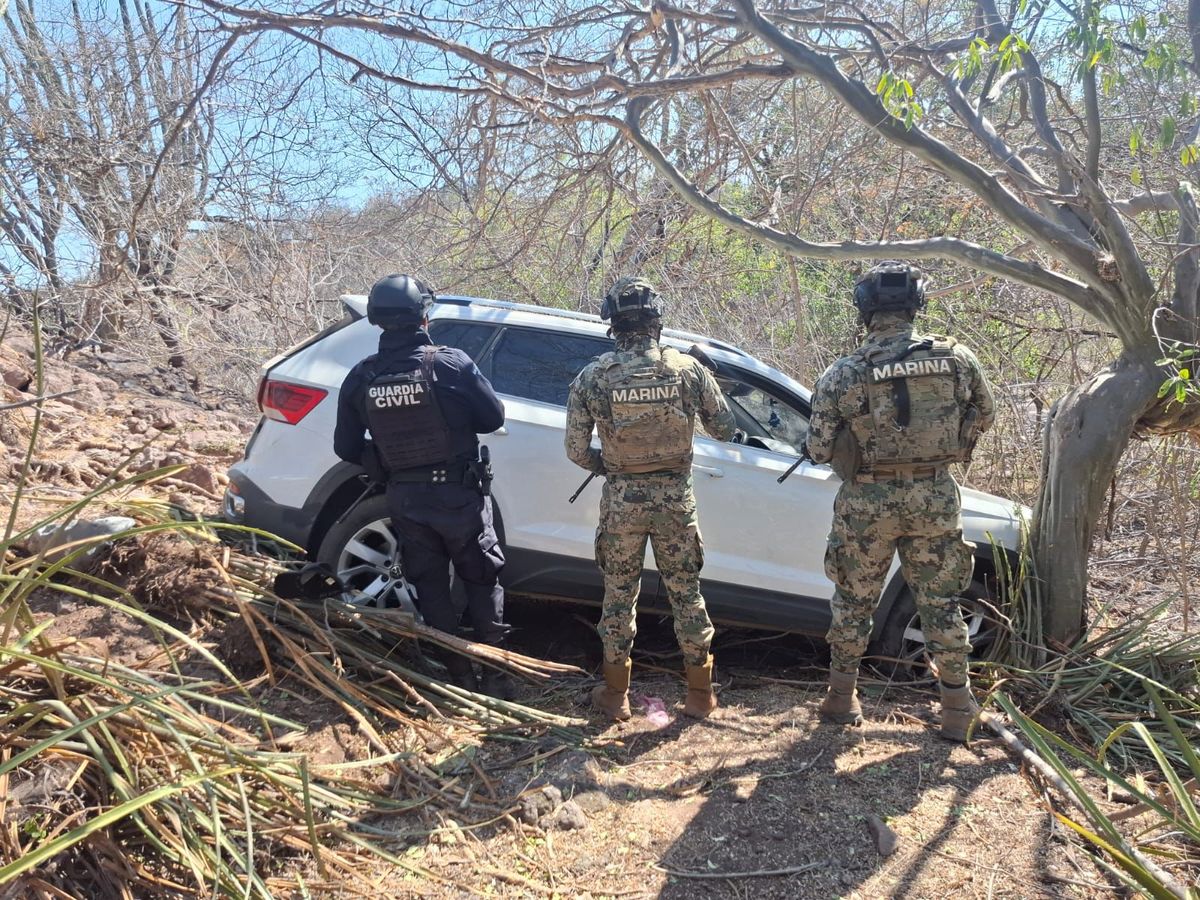Pistoleros huyen de la Guardia Civil y Marina; dejaron abandonados vehículos, armas, cartuchos y equipo táctico