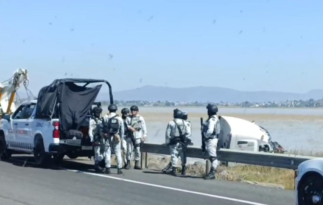Tráiler cargado con fruta cae al lago de Cuitzeo; tráfico afectado en la zona