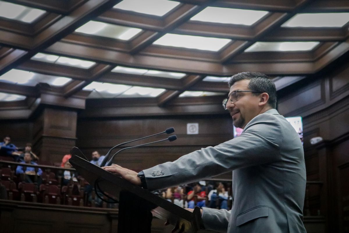 Diputado Toño Mendoza presenta iniciativa para garantizar sanitarios públicos, gratuitos y accesibles en gasolineras de Michoacán