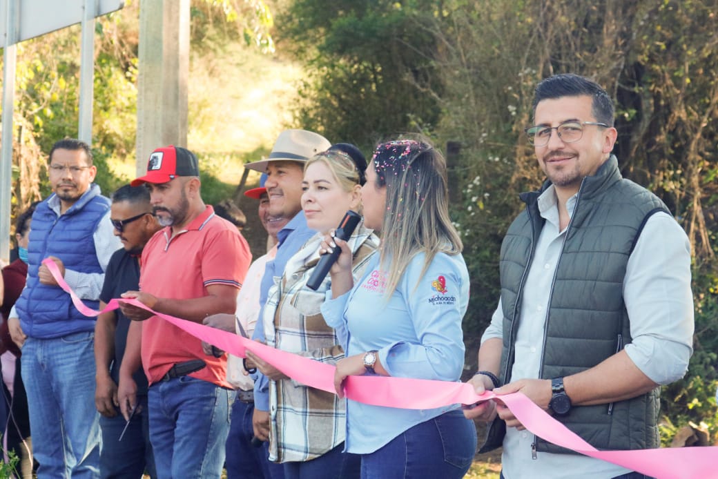 Construir caminos es construir bienestar: avanza la transformación en Salvador Escalante. Toño Mendoza