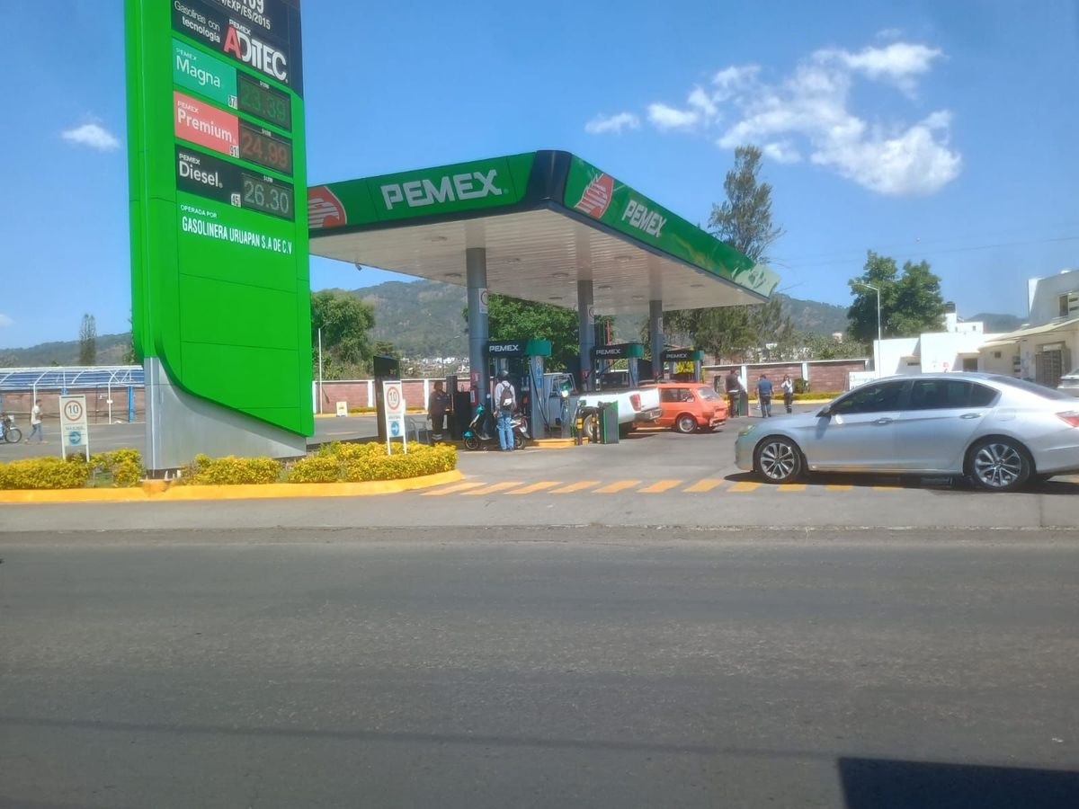 Asesinan a balazos a despachador de gasolina en Uruapan