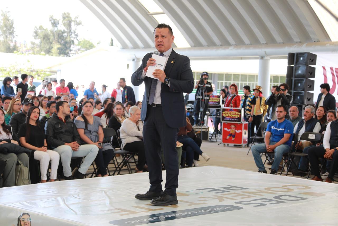 Fiscal Carlos Torres Piña convoca a jóvenes: “Sean usuarios, no víctimas digitales”; más de 2 mil participan en foro en la UTM