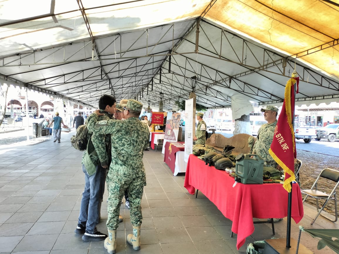 Ejército Mexicano y Guardia Nacional, interactúan con la población en Pátzcuaro