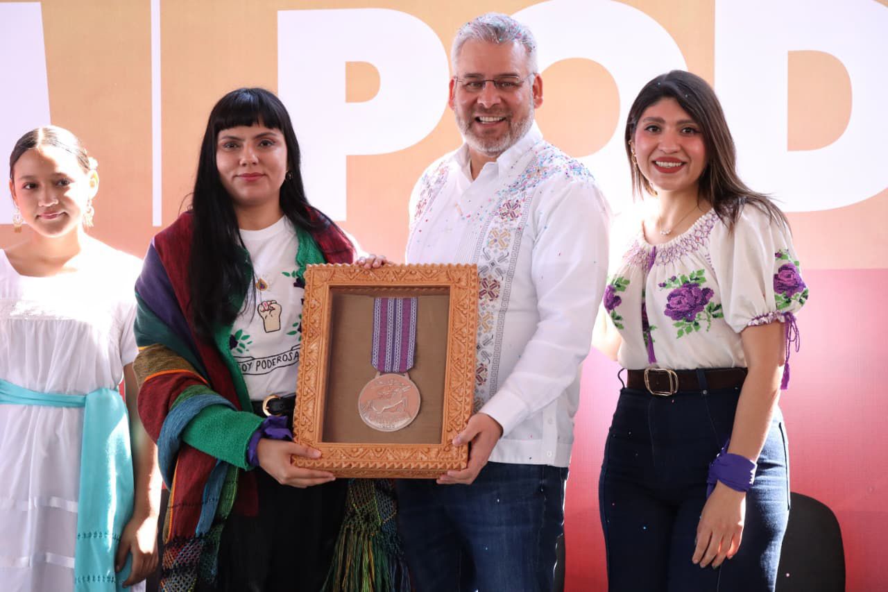 Jennifer, la científica que enseña a las niñas a tocar las estrellas, recibió la Presea Eréndira