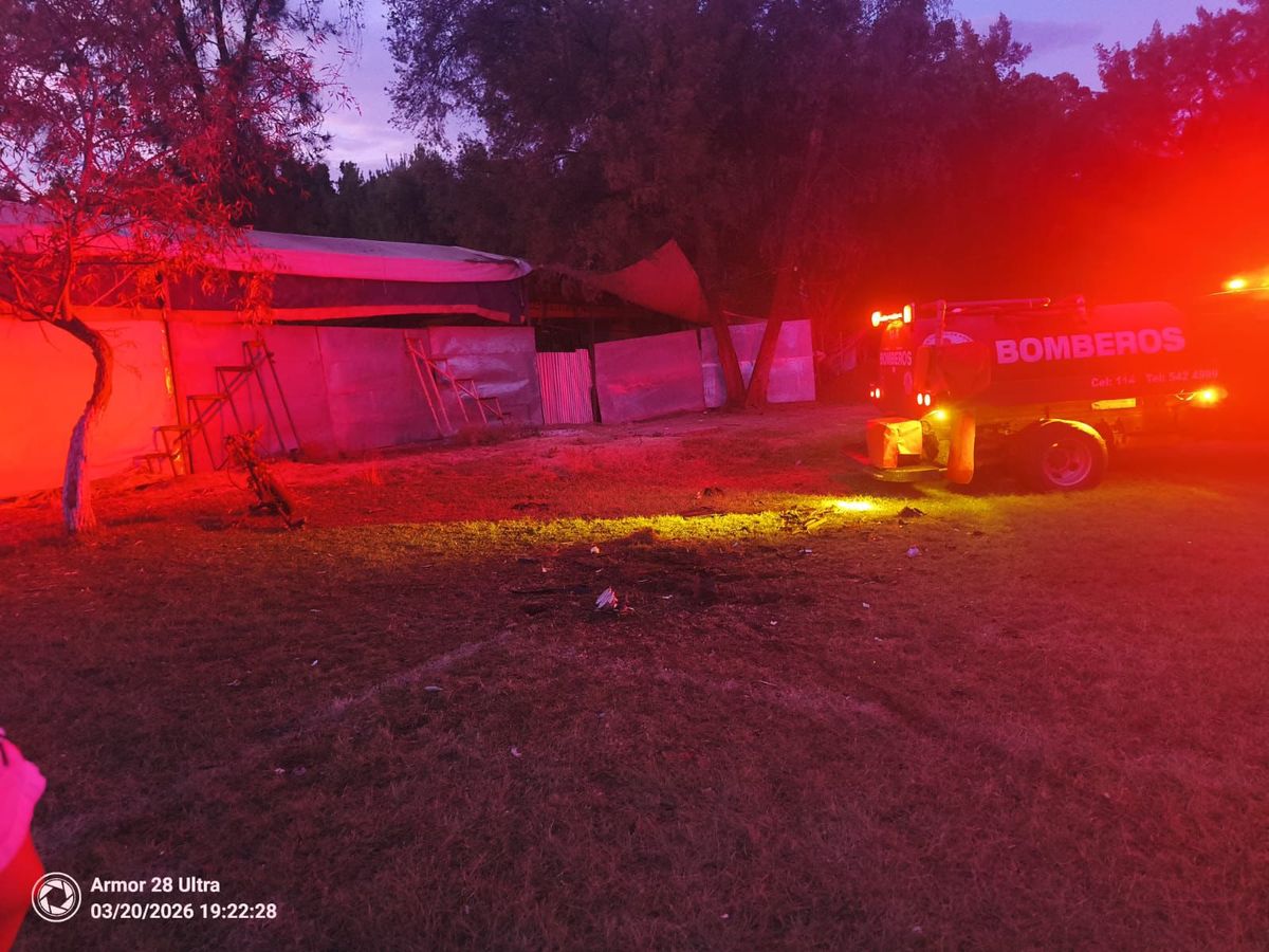 Explota tanque de gas en negocio de comida en Los Reyes