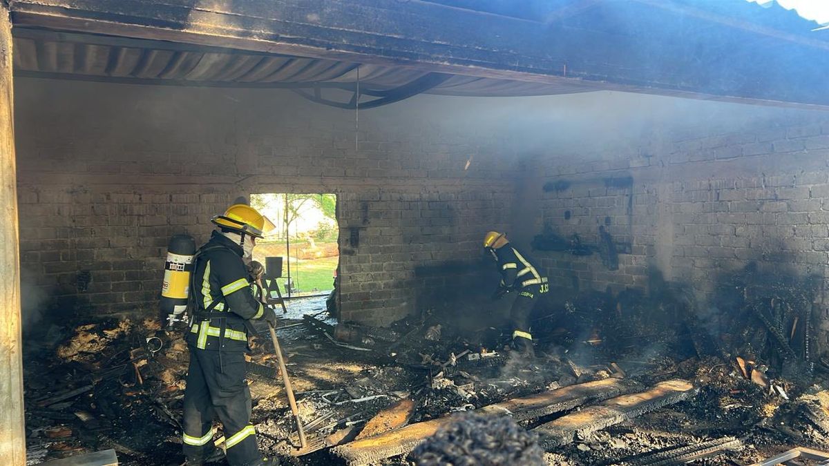 Incendio consumió un taller de artesanías en Cuanajo