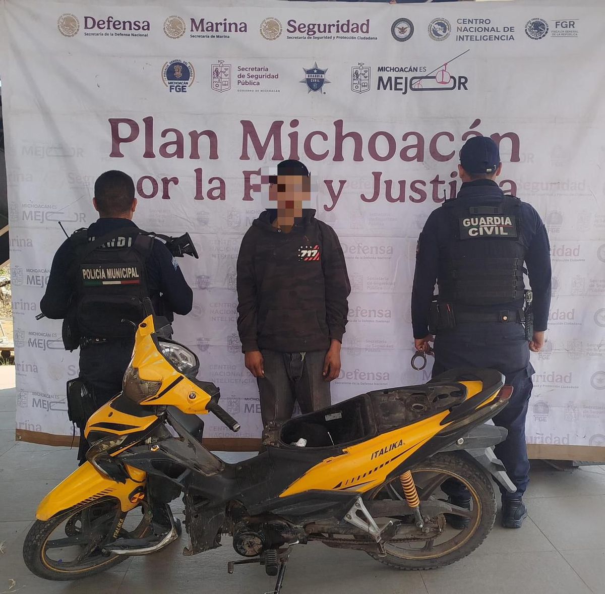 Asegura la Guardia Civil a joven  en posesión de droga y motocicleta con reporte de robo en Jacona