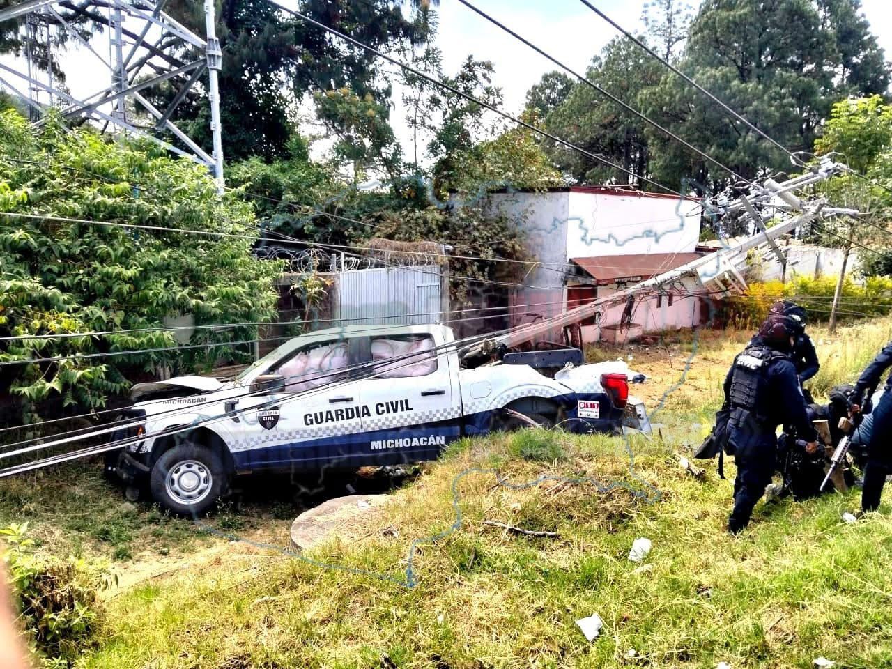 Vuelca patrulla de la Guardia Civil durante operativo rumbo a Paracho