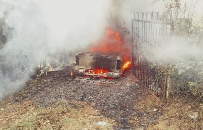 Localizan camioneta quemada y cadáver calcinado en Salvador Escalante