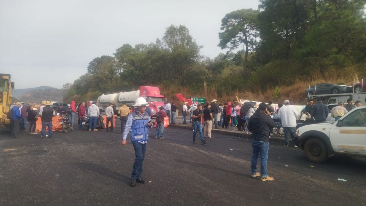 Por saqueo de agua en el Lago de Zirahuén, cierran carreteras
