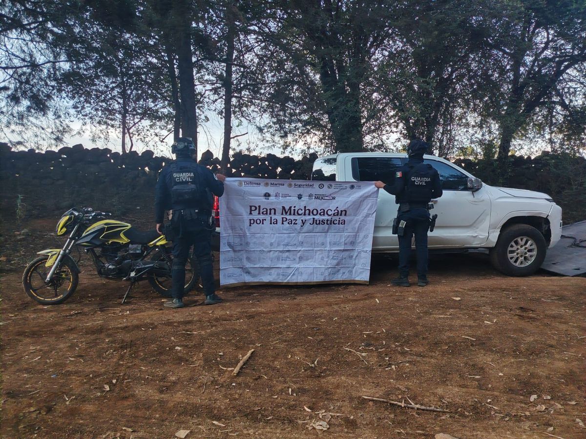 Asegura Guardia Civil camioneta, motocicleta y chalecos tácticos