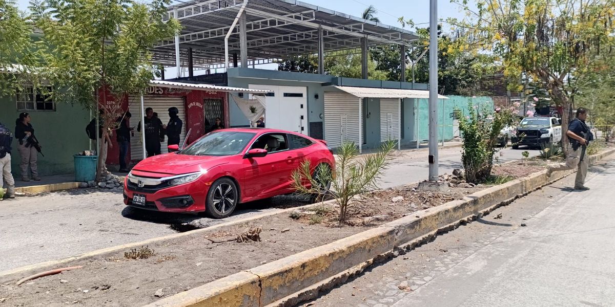 Rafaguean vehículo y abandonan más de 30 casquillos