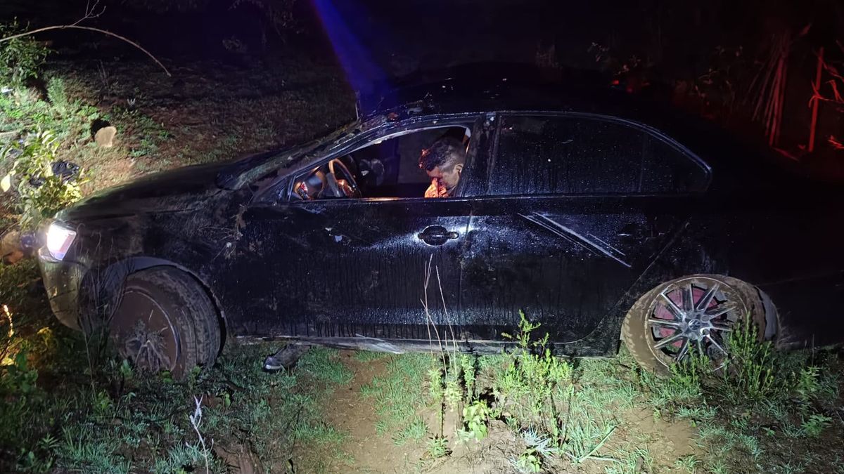 Fallece chofer de automóvil en aparatosa volcadura