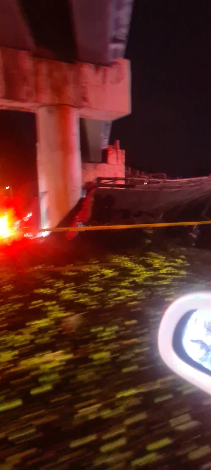 Murió chofer de un camión al estrellarse contra un puente y volcar en la Morelia - Pátzcuaro