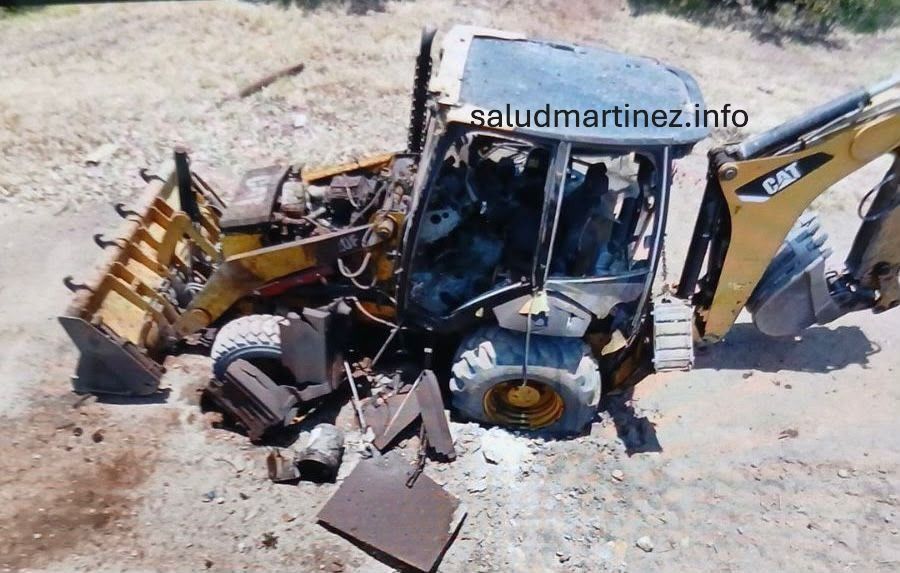 Retroexcavadora salva a operador tras explosión de mina en una brecha en Apatzingán