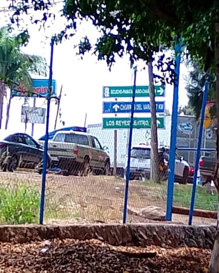 Habitantes de Sicuicho y Pamatácuaro bloquean la carretera a Uruapan, exigen aparición de dos niños