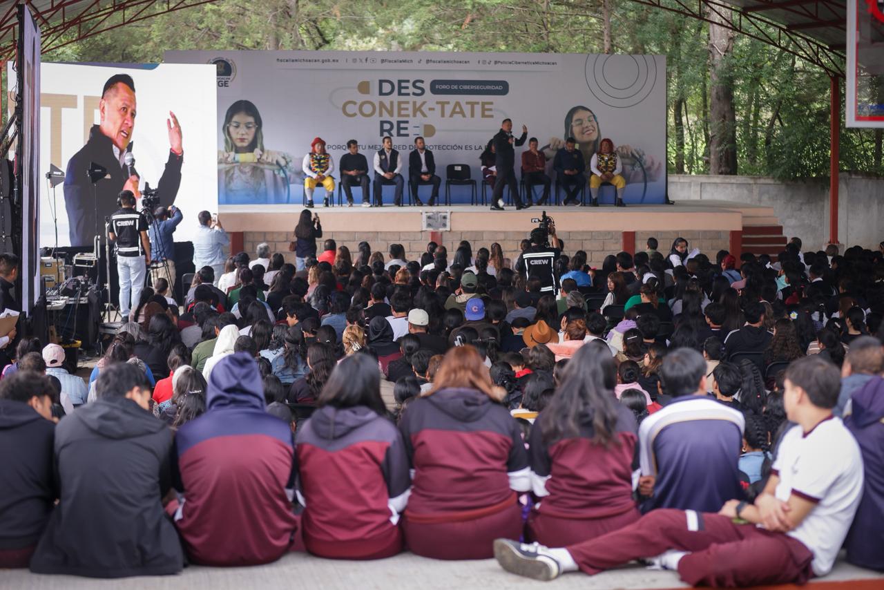 Torres Piña llama a juventudes de Tlalpujahua a prevenir riesgos digitales durante foro “Desconek-tate y Reconek-tate”