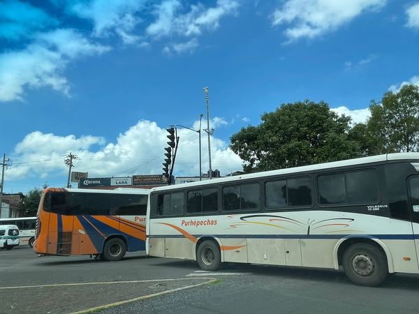 Choferes de autobuses piden seguridad, ante agresiones de normalistas