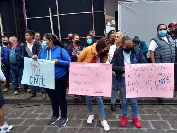 Entre empujones, informe regional del Gobernador de Michoacán