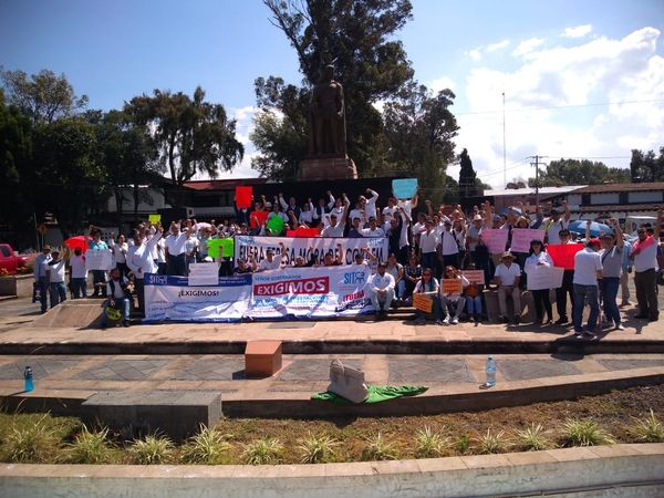 Sindicalizados del Colegio de Bachilleres, en caravana protestan contra la Directora General