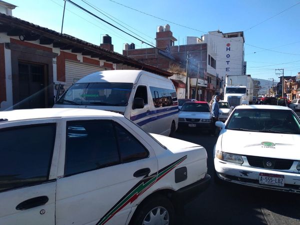 Transportistas se manifiestan en Quiroga