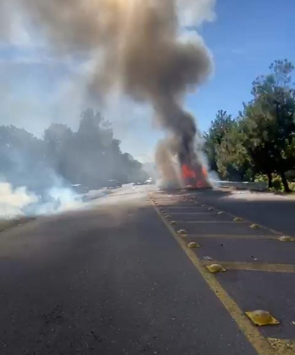 Se quema camioneta en la carretera Uruapan-Los Reyes