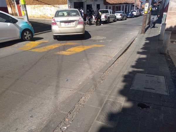La calle Obregón, sin topes y con riego para los peatones.