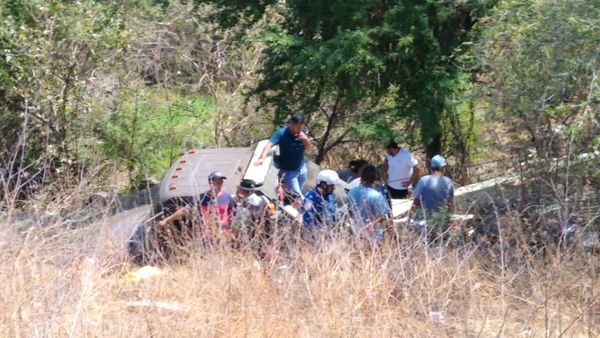Tras volcadura en autopista Siglo XXI, SSP traslada vía aérea a tres personas lesionadas