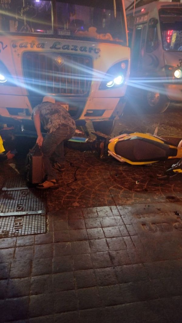 Choque de camión urbano y moto deja una mujer muerta y otra herida