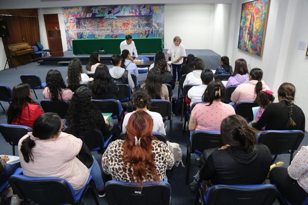 Entrega SEE órdenes de adscripción a maestros que van a comunidades