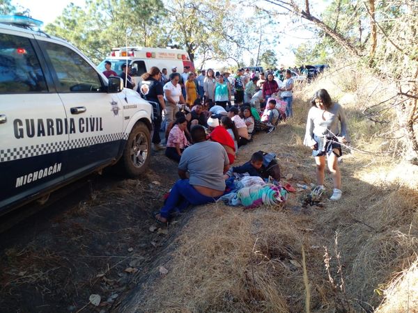 Accidente deja lesionados que regresaban de Carácuaro