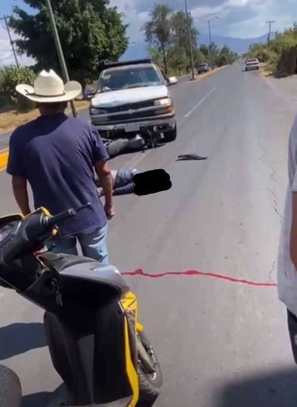 Choque de moto y camioneta deja un niño fallecido y un adulto herido
