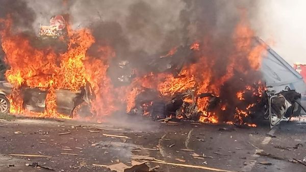 Camión se incendia en autopista, chofer fallece
