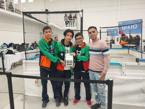 Alumnos del Cecytem, campeones en justa internacional de robótica