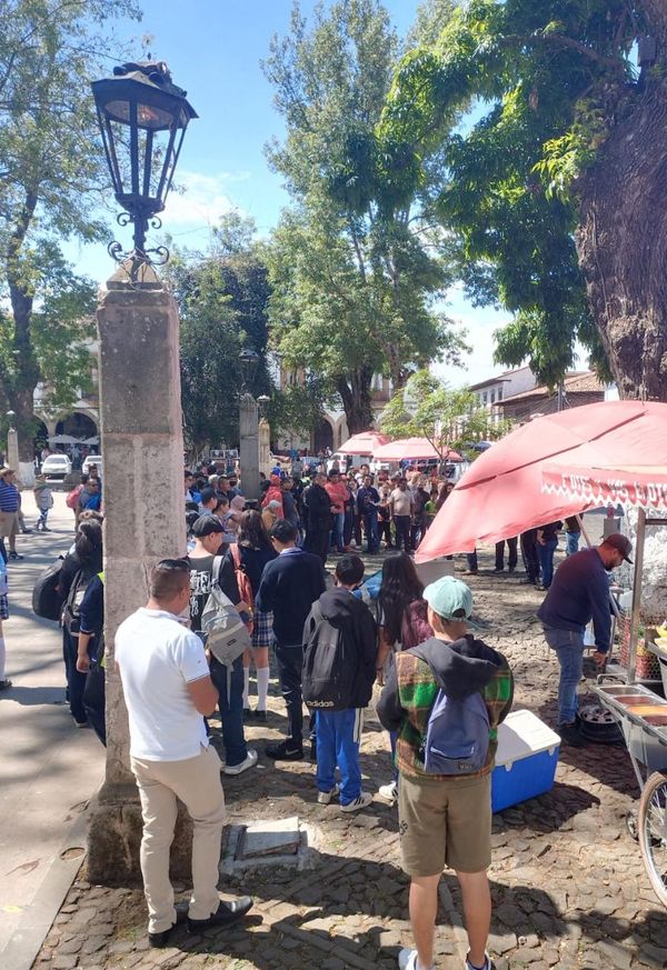 Ultiman a hombre a plena luz del día.