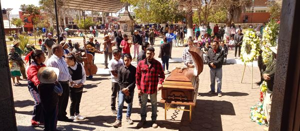 Despiden a líder de la comunidad.