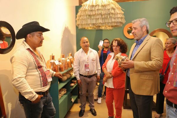 Impulsa Gobierno de Michoacán comercialización de artesanías en sector turístico