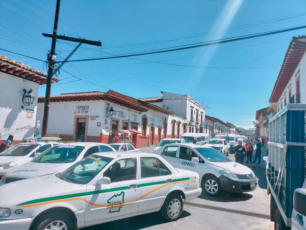 Transportistas toman vialidad en Pátzcuaro.