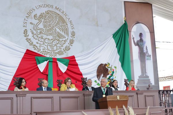 Otorga Bedolla Presea "Primer Supremo Tribunal de Justicia para la América Mexicana"