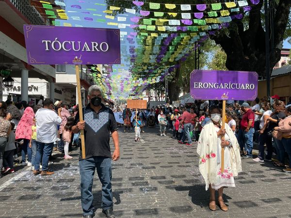 Artesanos se alistan para el desfile de Domingo de Ramos, en Uruapan