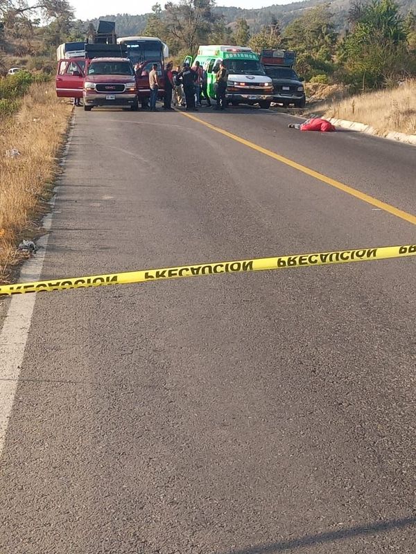 Choque de moto y tráiler deja un muerto y un herido