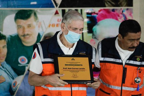 Reconocen trayectoria del Prof. Noé Correa de Protección Civil