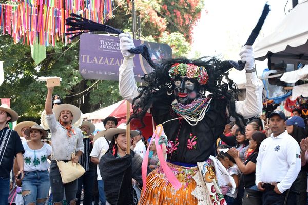Participan artesanos en el desfile artesanal de Uruapan