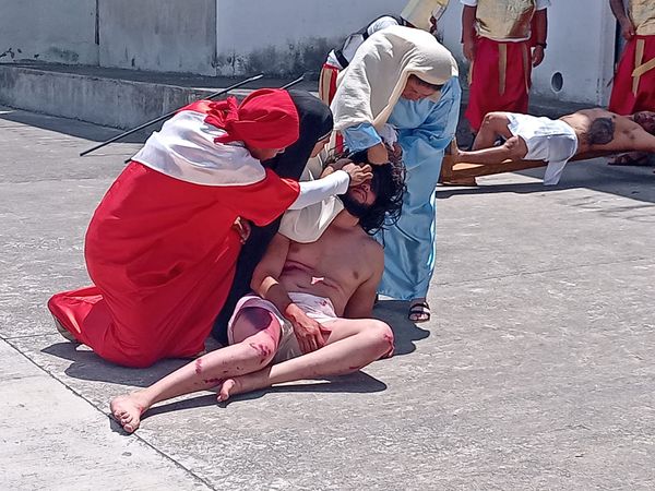 Representan la Pasión de Cristo internas e internos de seis penales de Michoacán