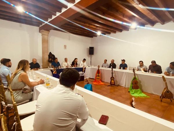 Plantea Torruco exportar guitarras de Paracho a Emiratos Árabes Unidos