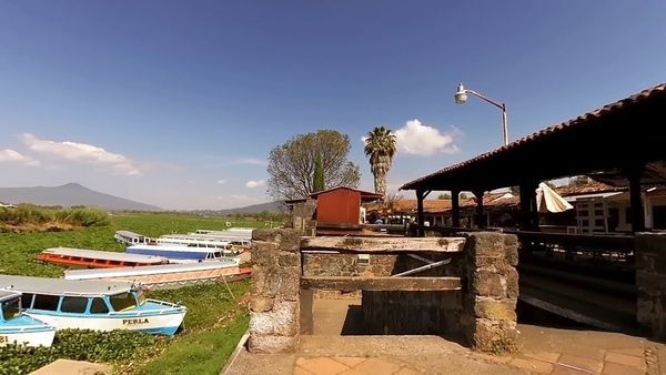 Rescatan a mujer que cayó al Lago de Pátzcuaro