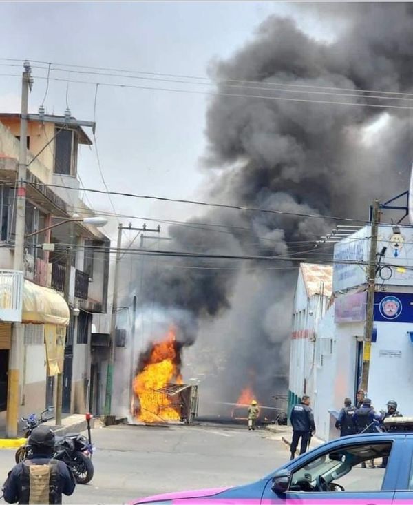 Camioneta con combustible robado, provoca incendio