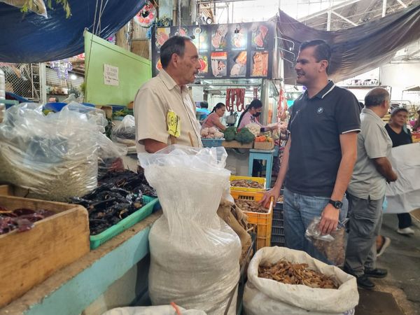 Comerciantes reciben a Gobernación en el Mercado de Pátzcuaro