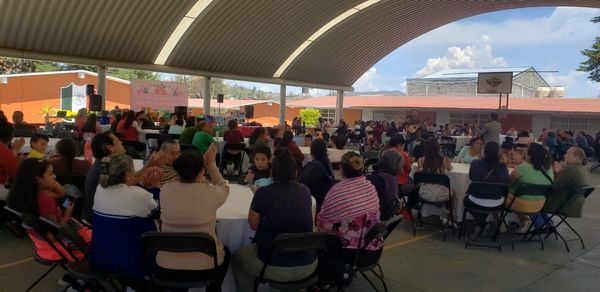 Festejan a las madres de familia